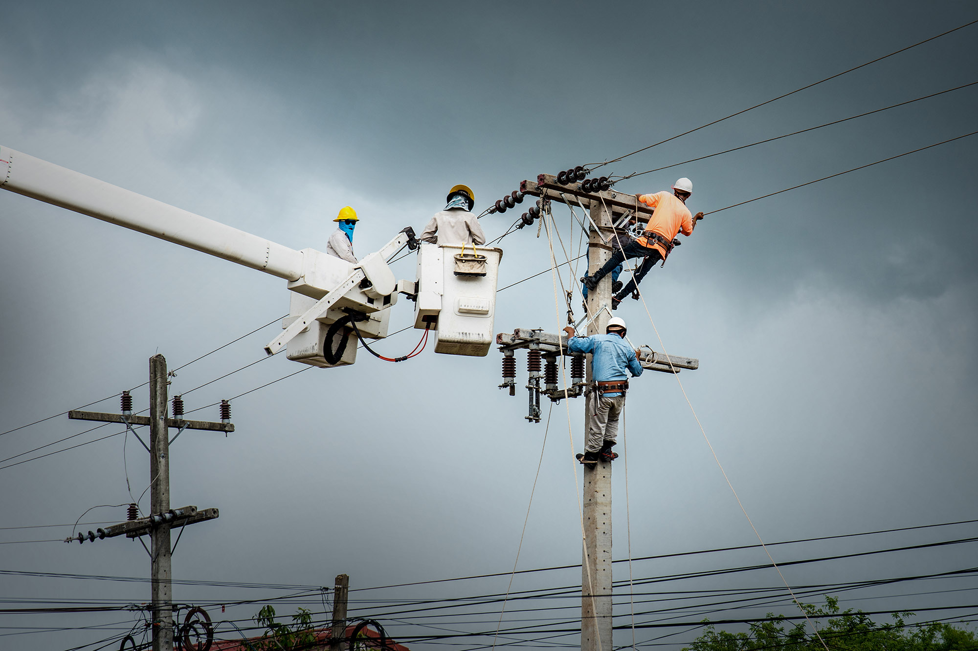 photo of lineman working on high voltage electrical lines