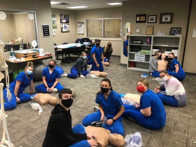 Health Careers students have the opportunity to earn their CPR certification. This week Sapulpa students practiced on adult manikins while Drumright students practiced on infant manikins.
#centraltechedu #centraltechHC #hosafhp #healthcareers