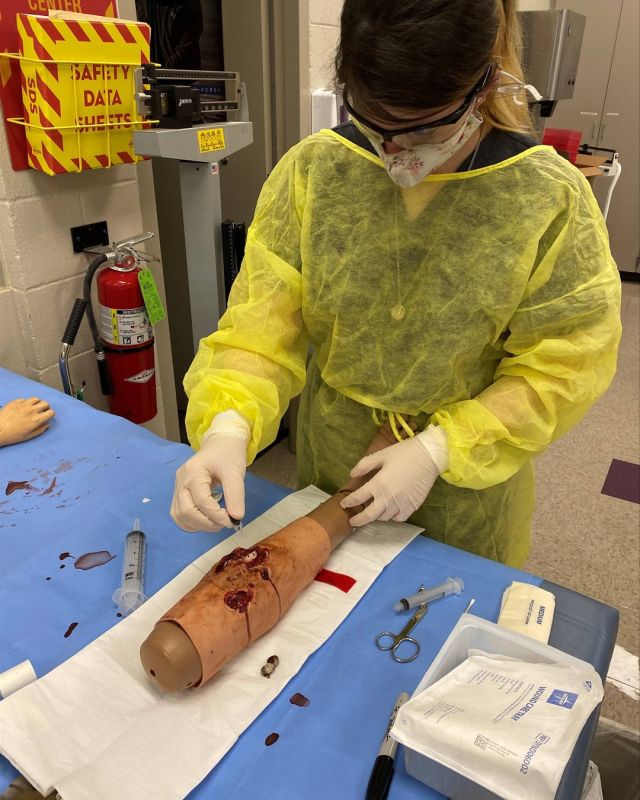 In Advanced Health Careers, Sierra, a sports med student, learned how to do wound care and work with open fractures!
#centraltechedu #centraltechAHC #hosafhp