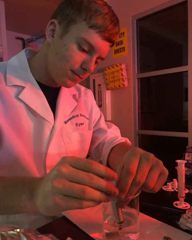 LET YOUR EXPERIENCE GROW!
Biomedical Sciences student measuring rate of photosynthesis for AP BIO Lab. #centraltechedu #centraltechBiomed