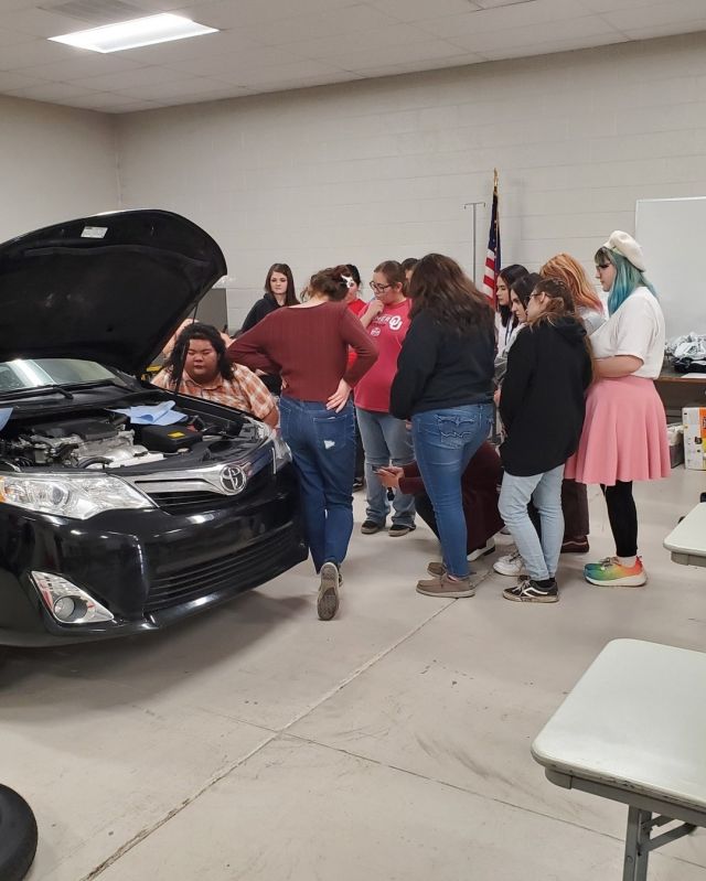 Diesel and welding students, Colt Robertson and Zachary Riley, train cosmetology students in car maintenance and beginner welding techniques, as part of a community action project, “Helping Hand.” These students won 1st in Community Action Project at @skillsusa.oklahoma State Contest and will be competing at Nationals. Congratulations and good luck at Nationals. 

LEARN MORE – https://www.drumrightgusher.com/news/helping-hand
@skillsusa #centraltechedu  #centraltechCosmo #centraltechDiesel #centraltechWeldFab #SkillsUSA