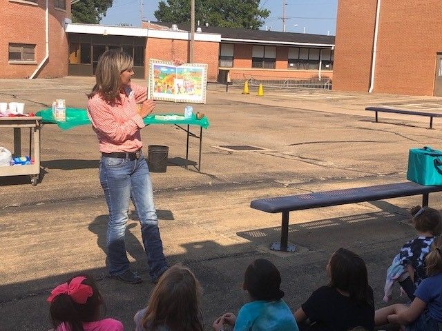 It's Read an Accurate Ag Book Week 📚 Whitney in our Agri-Business Department visited second graders at Cushing yesterday. She read them a book, taught the kids to make butter from whipping cream, and showed them different stages of growing wheat and how it becomes bread.
#centraltechAg #centraltechBIS