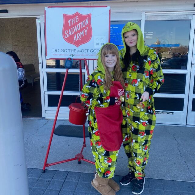 This holiday season, students from the Network Security, Cosmetology, and Welding classes at our Sapulpa campus volunteered to ring the bell for the Salvation Army. 🔔

#centraltechNSA #centraltechCosmo #centraltechWeld