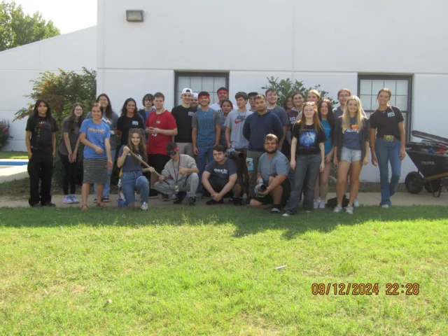 Network Security & Administration and Business & Information Technology students on the Sapulpa campus volunteered at the local Salvation Army to clean up. They even made some new friends - a wiggly worm and a frog.

#centraltechNSA #centraltechBIT